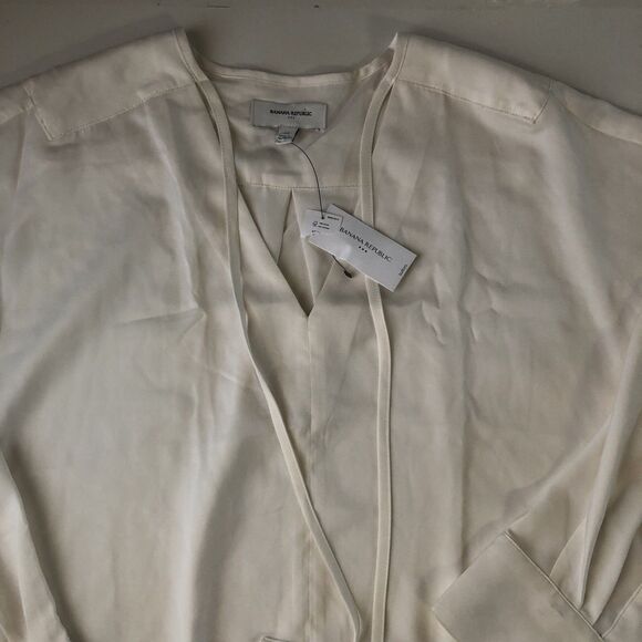 Banana Republic Factory Bubble Hem V-Neck Blouse Snow Day Size Medium NWT - Picture 11 of 16
